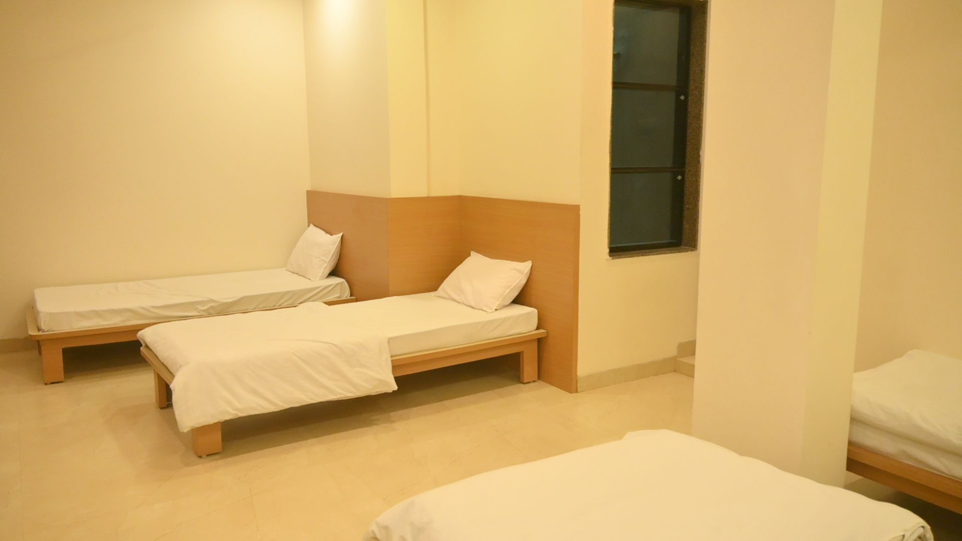 kamlapat-single-room